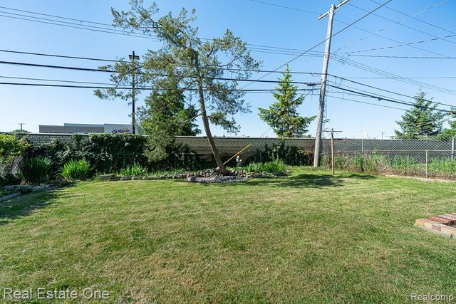 8272 Racine Road, Warren, MI 48093