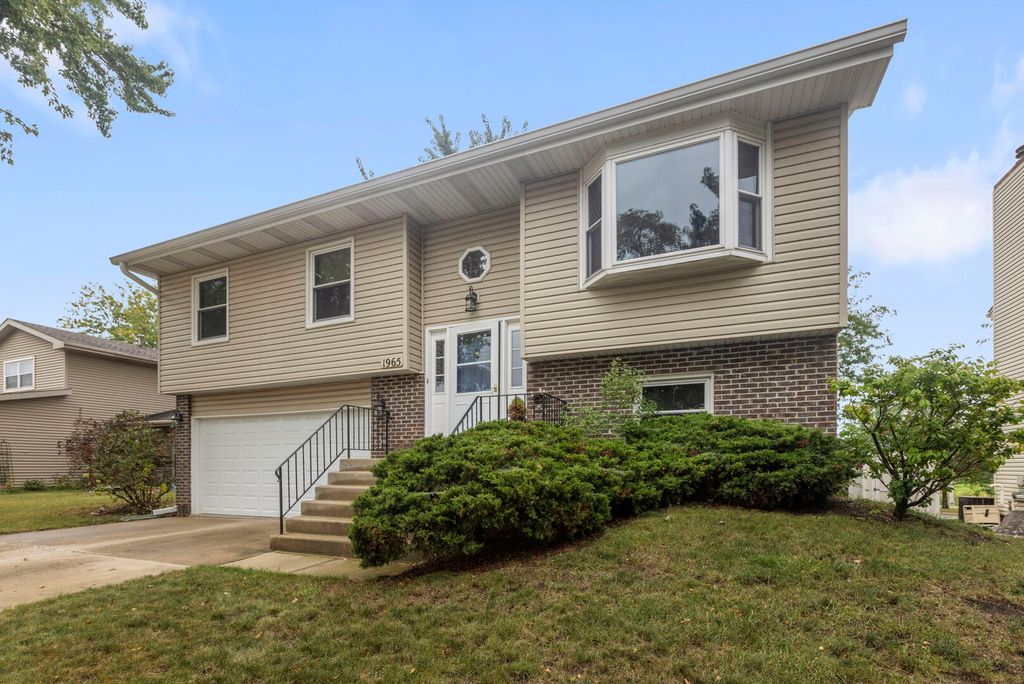 1965 Crescent Lane, Hoffman Estates, IL 60169