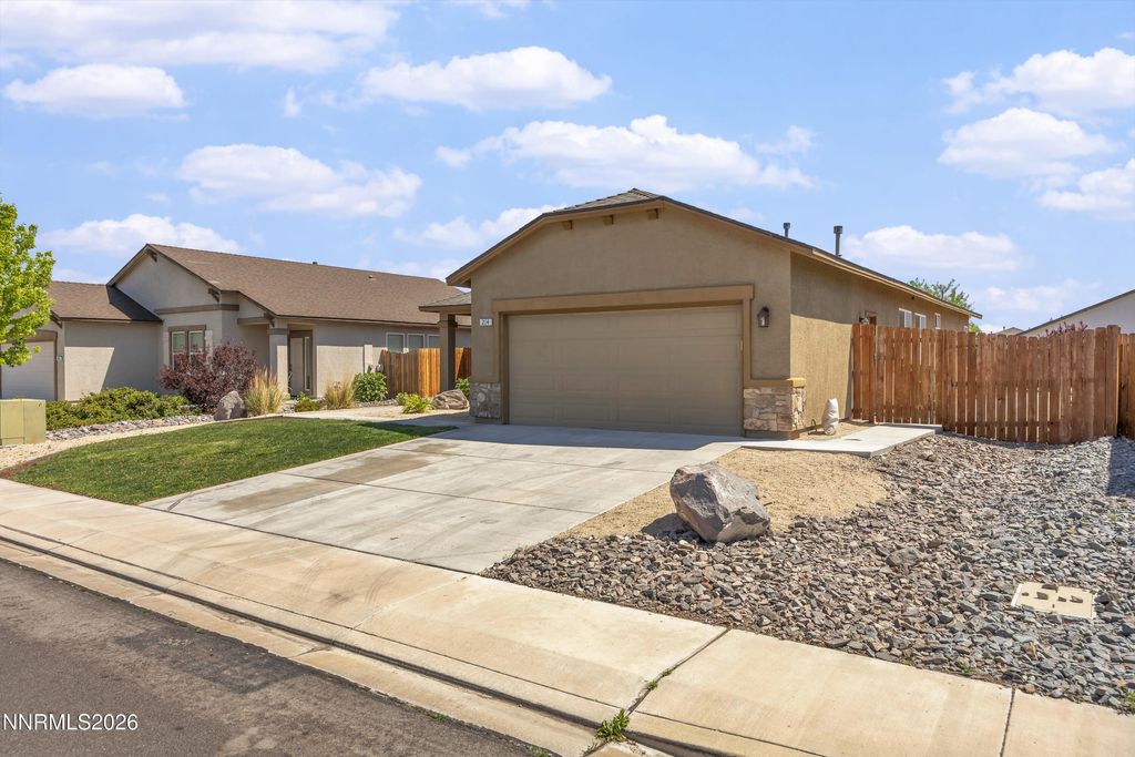 Image 3 of property listing at 214 Red Oak Drive, Fernley, NV 89408