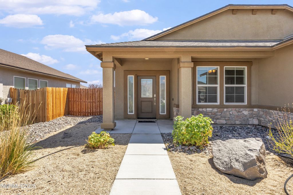 Image 4 of property listing at 214 Red Oak Drive, Fernley, NV 89408
