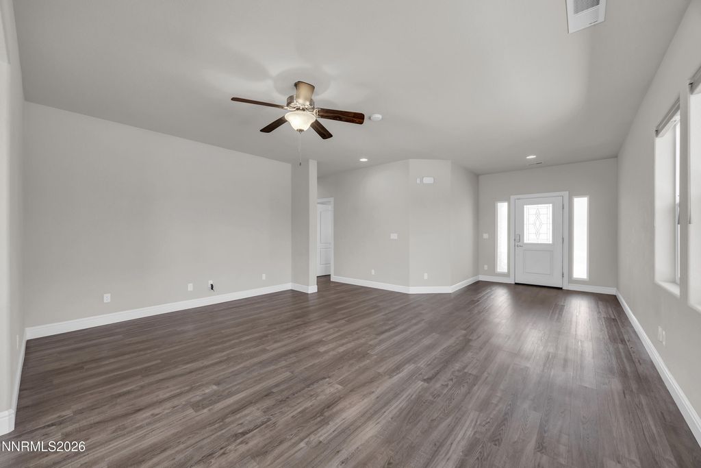 Image 6 of property listing at 214 Red Oak Drive, Fernley, NV 89408