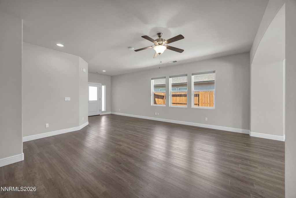 Image 7 of property listing at 214 Red Oak Drive, Fernley, NV 89408