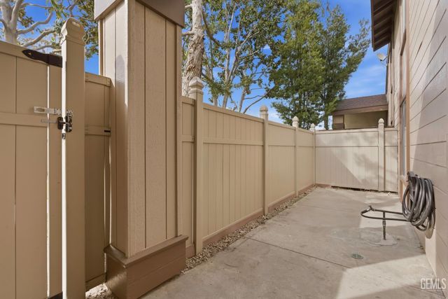 5400 Dunsmuir Road 23, Bakersfield, CA 93309