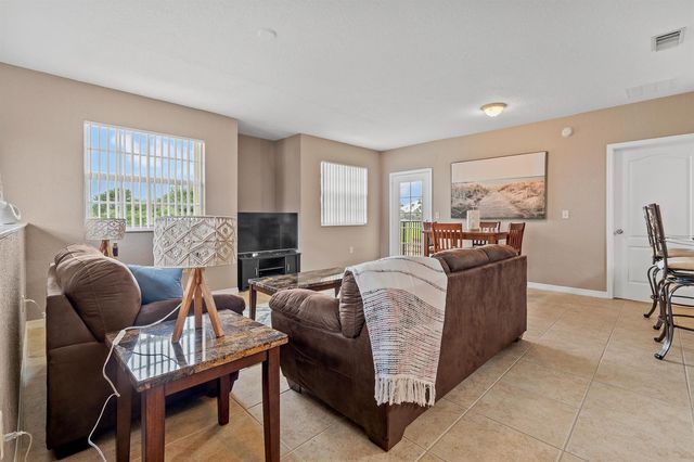 152 SW Peacock Boulevard 27-203, Port St. Lucie, FL 34986