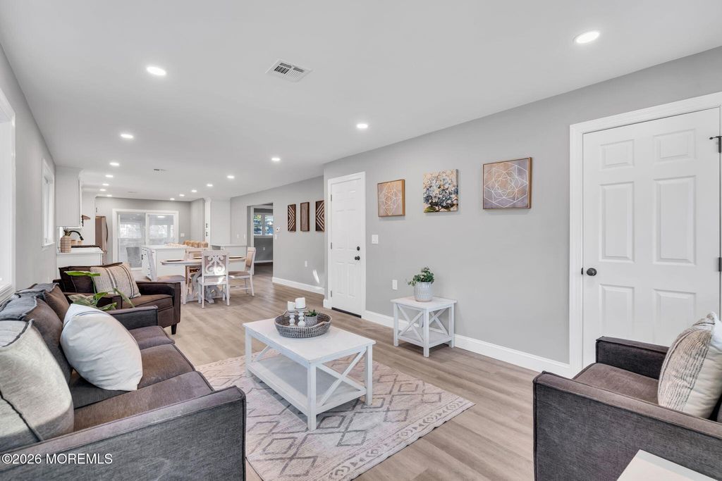 15 Mount Logan Lane, Toms River, NJ 08753