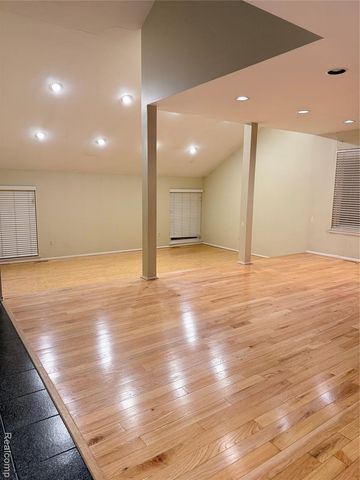 6842 Indian Creek Drive, West Bloomfield, MI 48322