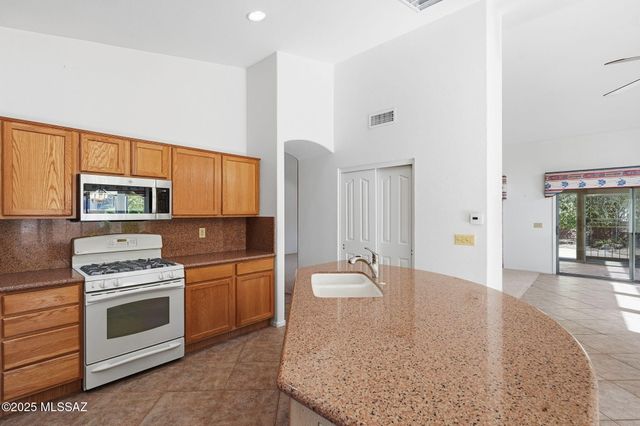 916 N Gulch Drive, Green Valley, AZ 85614