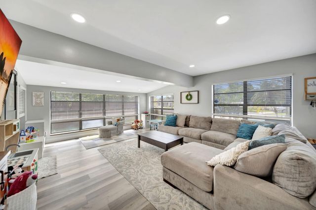 831 NW 39th Street, Oakland Park, FL 33309