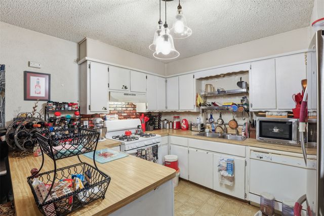 606 E Barton Street, Granbury, TX 76048