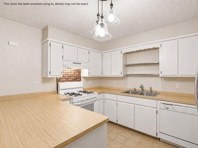 606 E Barton Street, Granbury, TX 76048