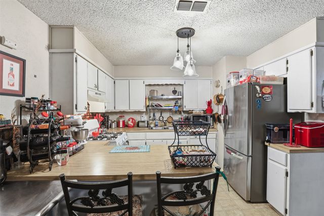 606 E Barton Street, Granbury, TX 76048
