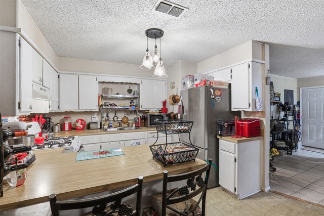 606 E Barton Street, Granbury, TX 76048