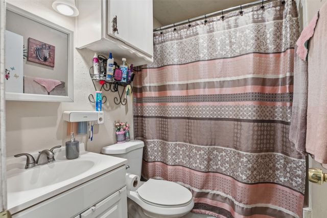 606 E Barton Street, Granbury, TX 76048