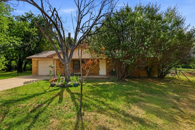 606 E Barton Street, Granbury, TX 76048