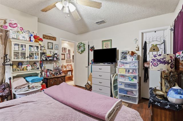 606 E Barton Street, Granbury, TX 76048