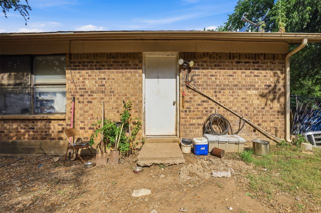 606 E Barton Street, Granbury, TX 76048