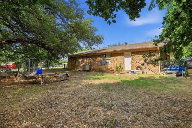 606 E Barton Street, Granbury, TX 76048