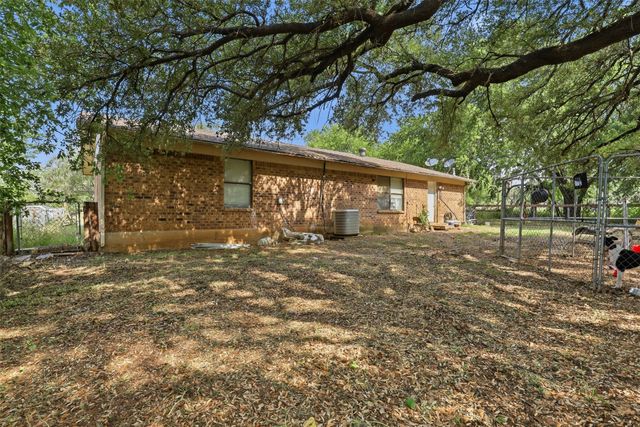606 E Barton Street, Granbury, TX 76048