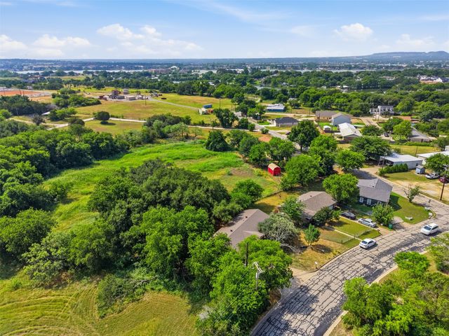 606 E Barton Street, Granbury, TX 76048