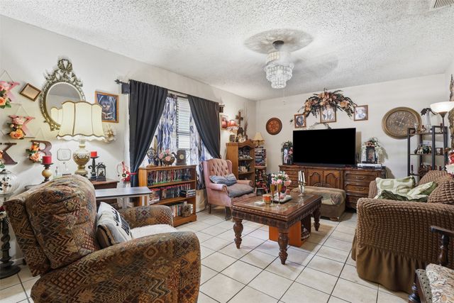 606 E Barton Street, Granbury, TX 76048