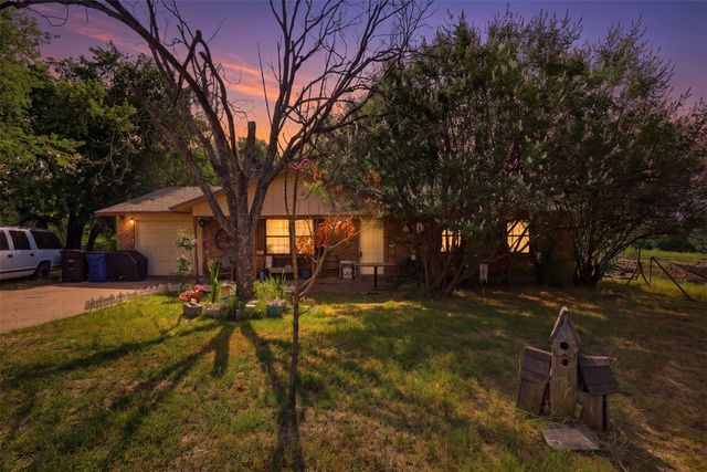 606 E Barton Street, Granbury, TX 76048