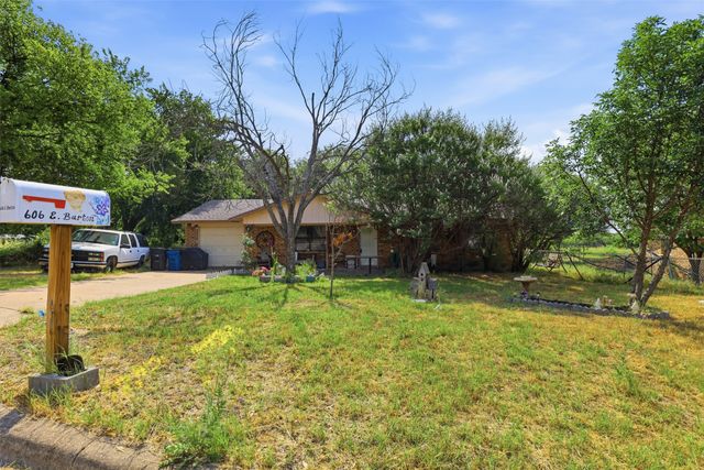606 E Barton Street, Granbury, TX 76048