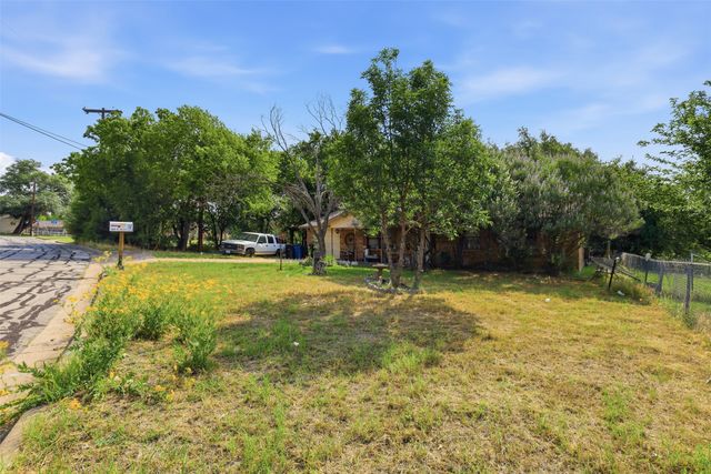 606 E Barton Street, Granbury, TX 76048