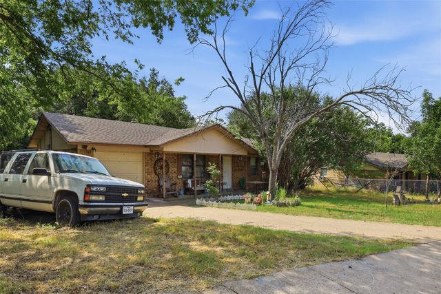 606 E Barton Street, Granbury, TX 76048