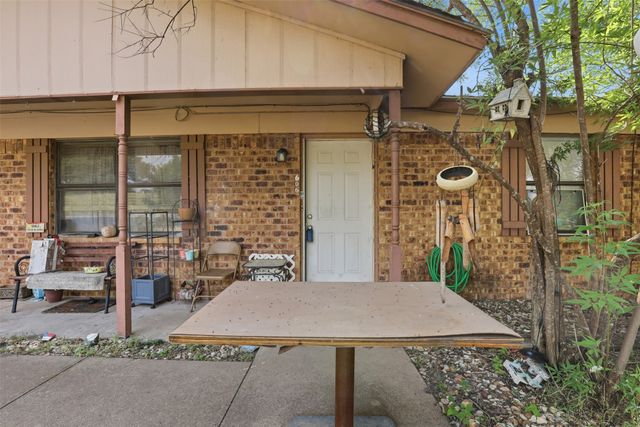 606 E Barton Street, Granbury, TX 76048