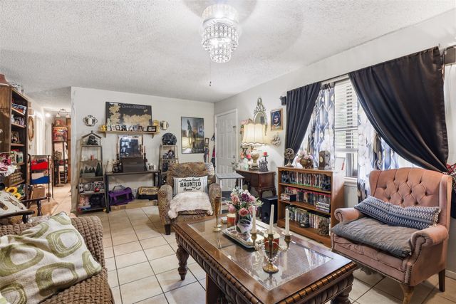 606 E Barton Street, Granbury, TX 76048