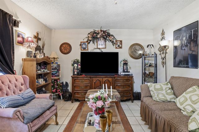 606 E Barton Street, Granbury, TX 76048