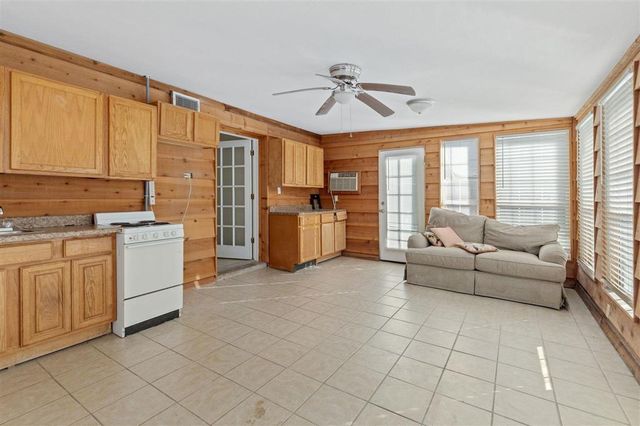 4900 E Saint Charles Avenue, Lake Charles, LA 70605