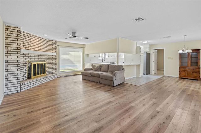 4900 E Saint Charles Avenue, Lake Charles, LA 70605