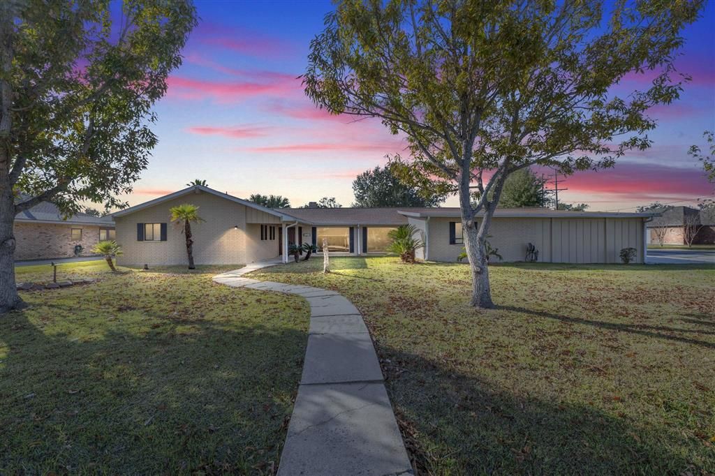 4900 E Saint Charles Avenue, Lake Charles, LA 70605