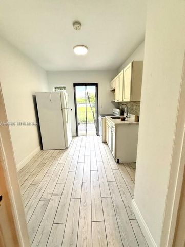 669 NW 28th St 4, Miami, FL 33127