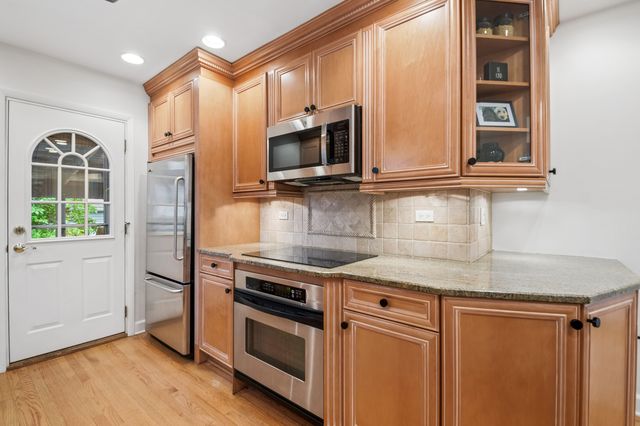 7085 N Mason Avenue, Chicago, IL 60646
