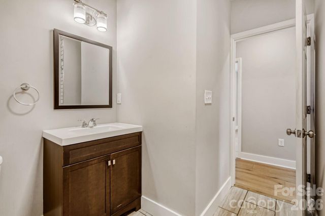 1521 Hawthorne Lane, Charlotte, NC 28205