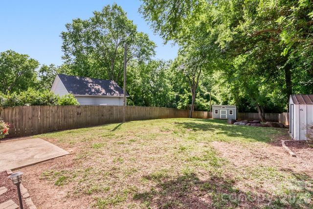1521 Hawthorne Lane, Charlotte, NC 28205