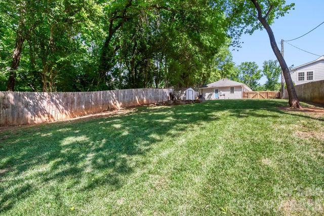 1521 Hawthorne Lane, Charlotte, NC 28205