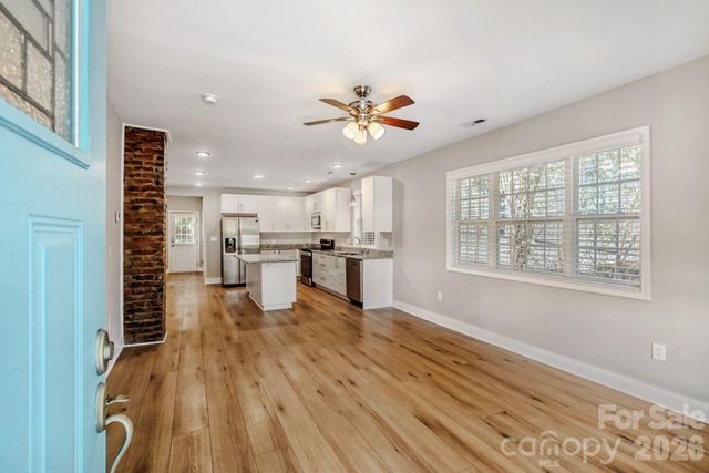 1521 Hawthorne Lane, Charlotte, NC 28205