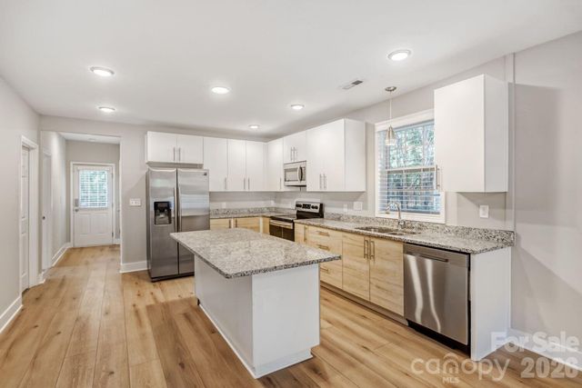 1521 Hawthorne Lane, Charlotte, NC 28205