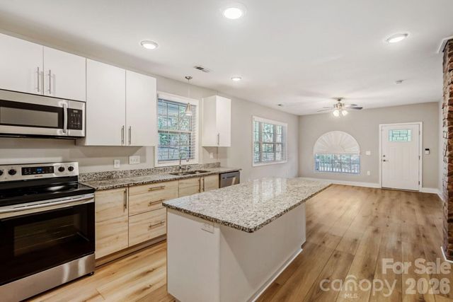 1521 Hawthorne Lane, Charlotte, NC 28205