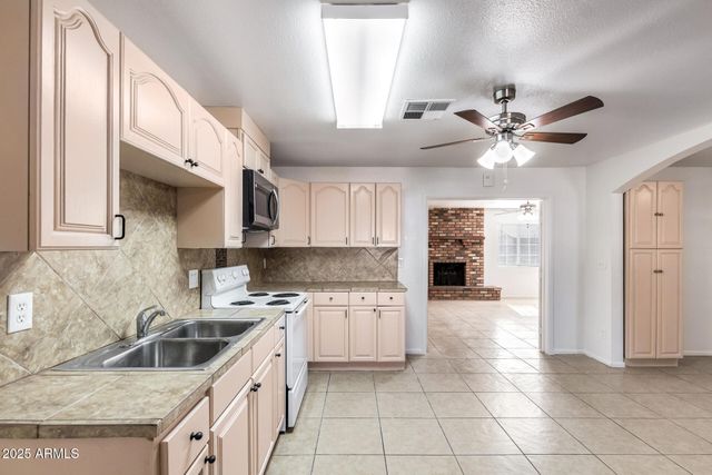 8107 W COLLEGE Drive, Phoenix, AZ 85033