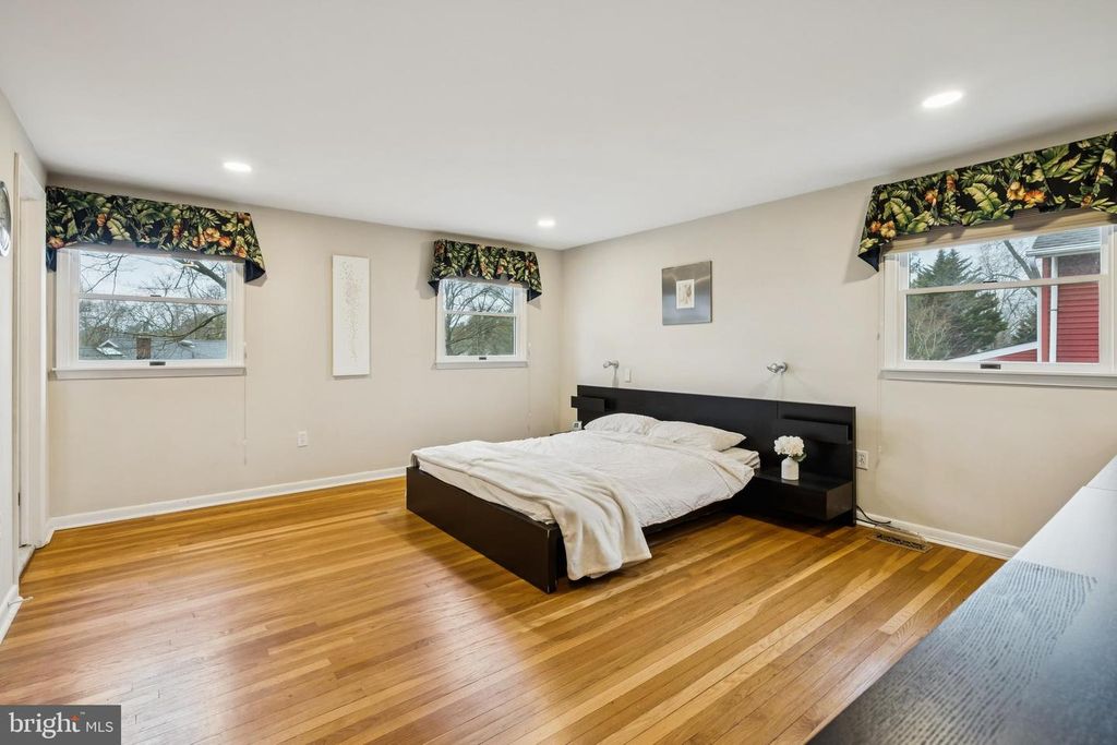 Image 15 of property listing at 418 DORAL DR, Cherry Hill, NJ 08003