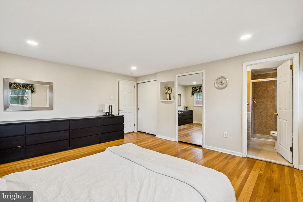 Image 16 of property listing at 418 DORAL DR, Cherry Hill, NJ 08003