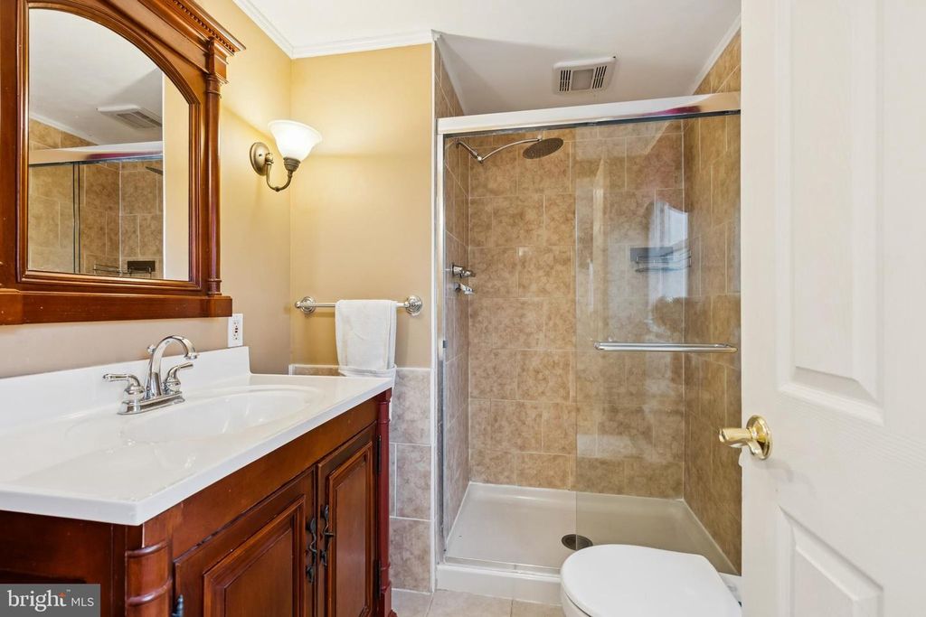 Image 17 of property listing at 418 DORAL DR, Cherry Hill, NJ 08003
