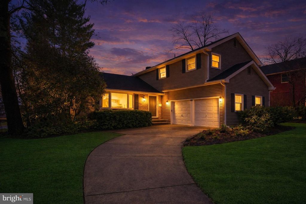 Image 2 of property listing at 418 DORAL DR, Cherry Hill, NJ 08003