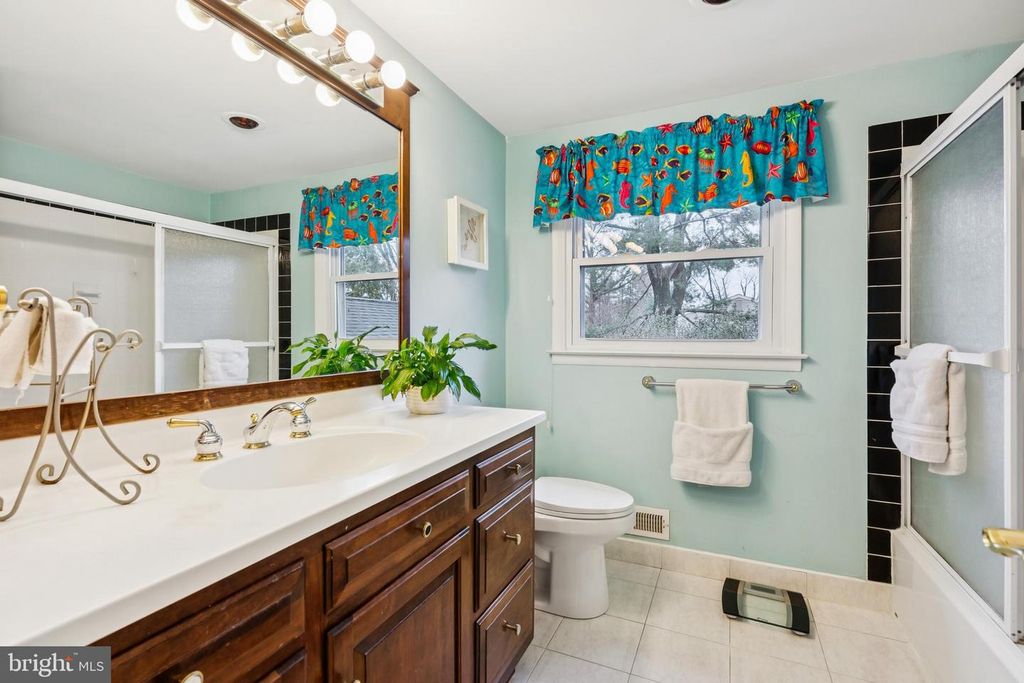 Image 21 of property listing at 418 DORAL DR, Cherry Hill, NJ 08003