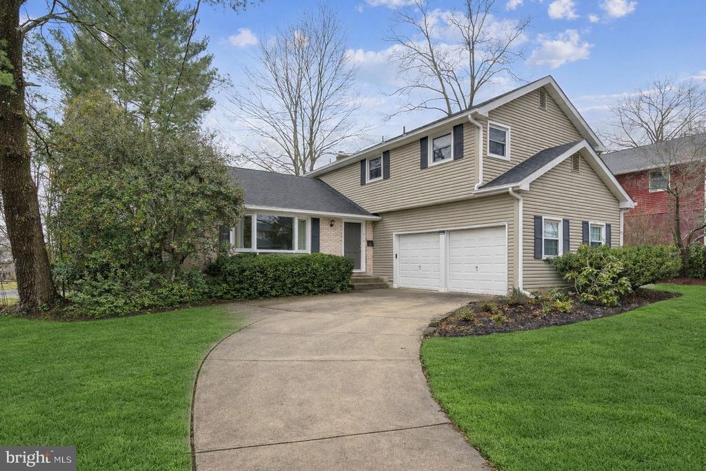 Image 3 of property listing at 418 DORAL DR, Cherry Hill, NJ 08003