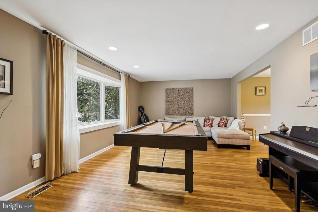 Image 5 of property listing at 418 DORAL DR, Cherry Hill, NJ 08003